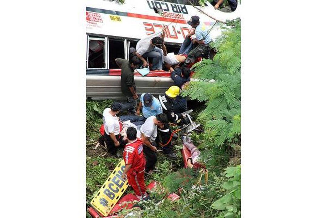 Filipinuose per autobuso avariją žuvo 41 žmogus, devyni išsigelbėjo (papildyta)