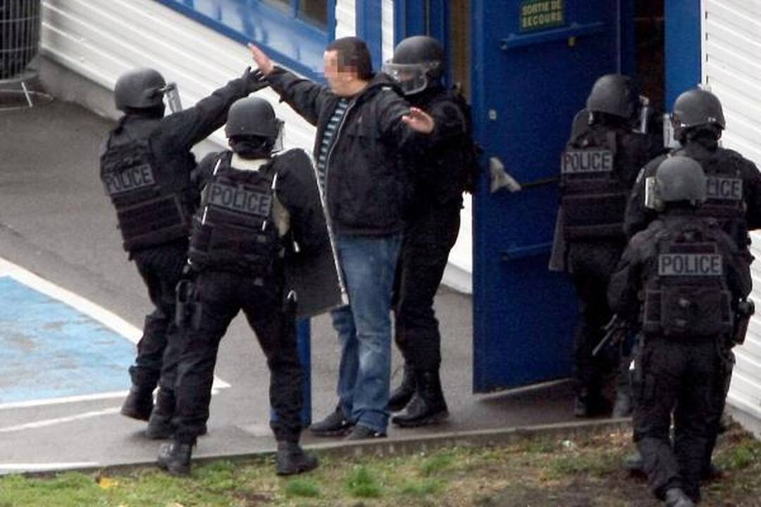 Įkaitų drama Paryžiaus priemiestyje baigėsi laimingai