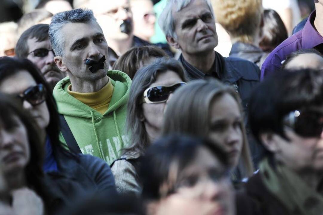 Protestu reikalauta D.Kedžio dukrą atiduoti į neutralią aplinką