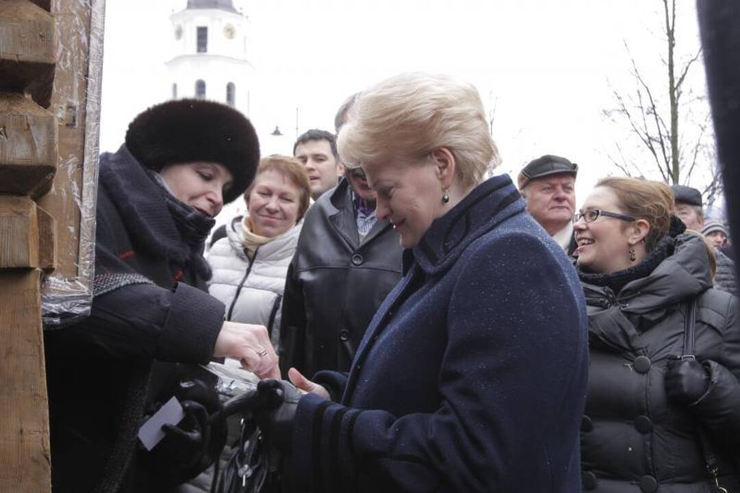 Mugėje įsigytas verbas Prezidentė veš į Vatikaną