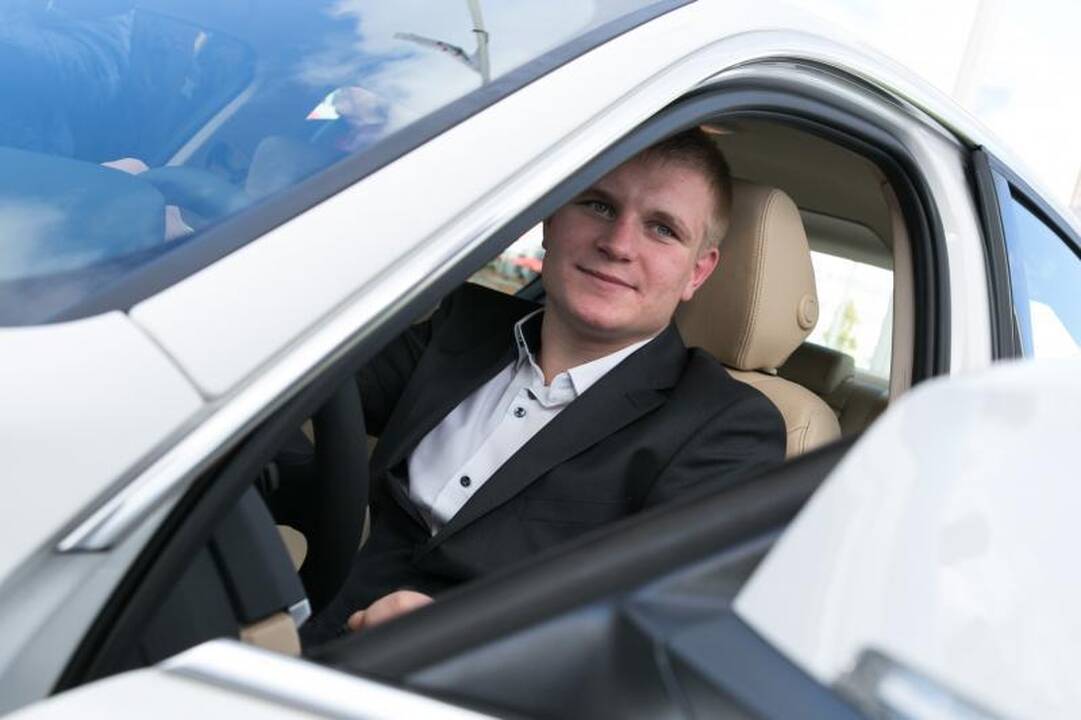 Olimpiečiams įteikti prabangių BMW automobilių rakteliai
