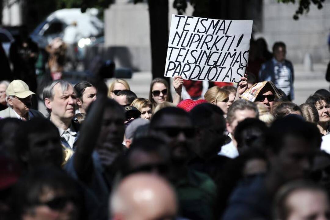 Protestu reikalauta D.Kedžio dukrą atiduoti į neutralią aplinką