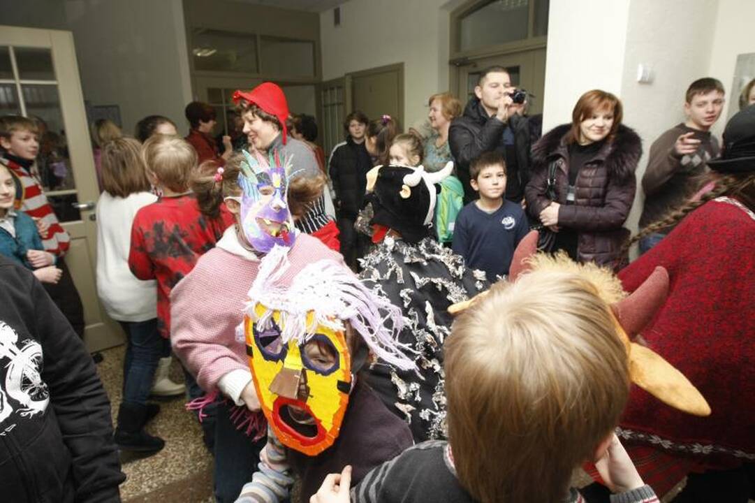 J. Karoso muzikos mokykla Užgavėnes sutiko su trenksmu