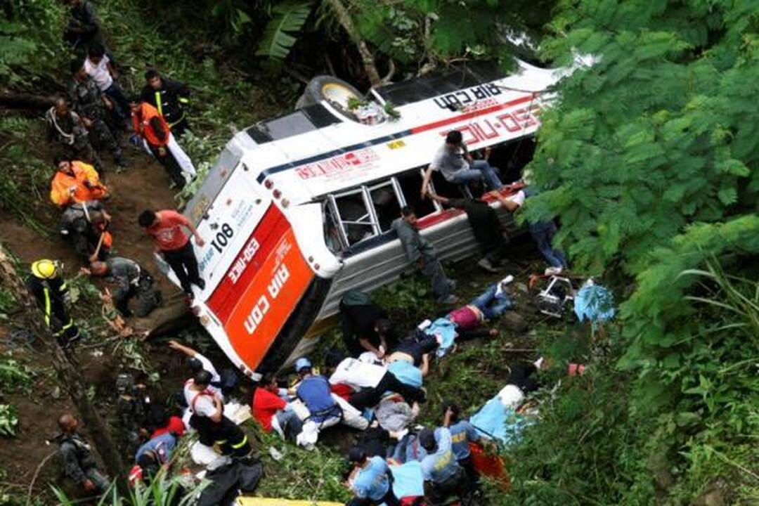 Filipinuose per autobuso avariją žuvo 41 žmogus, devyni išsigelbėjo (papildyta)