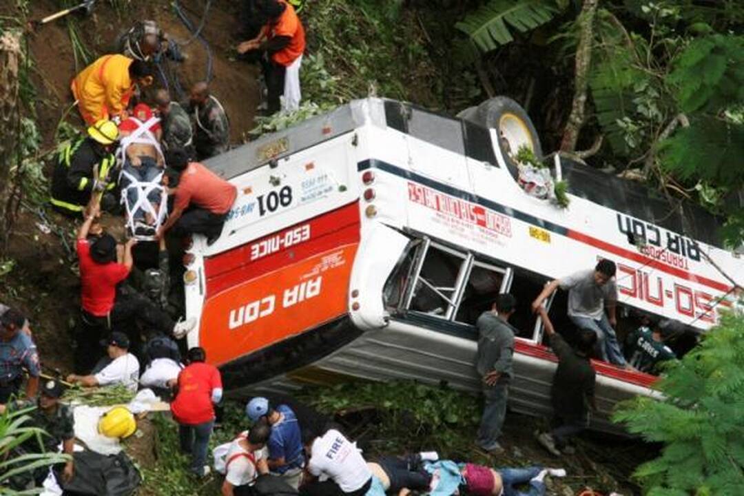 Filipinuose per autobuso avariją žuvo 41 žmogus, devyni išsigelbėjo (papildyta)