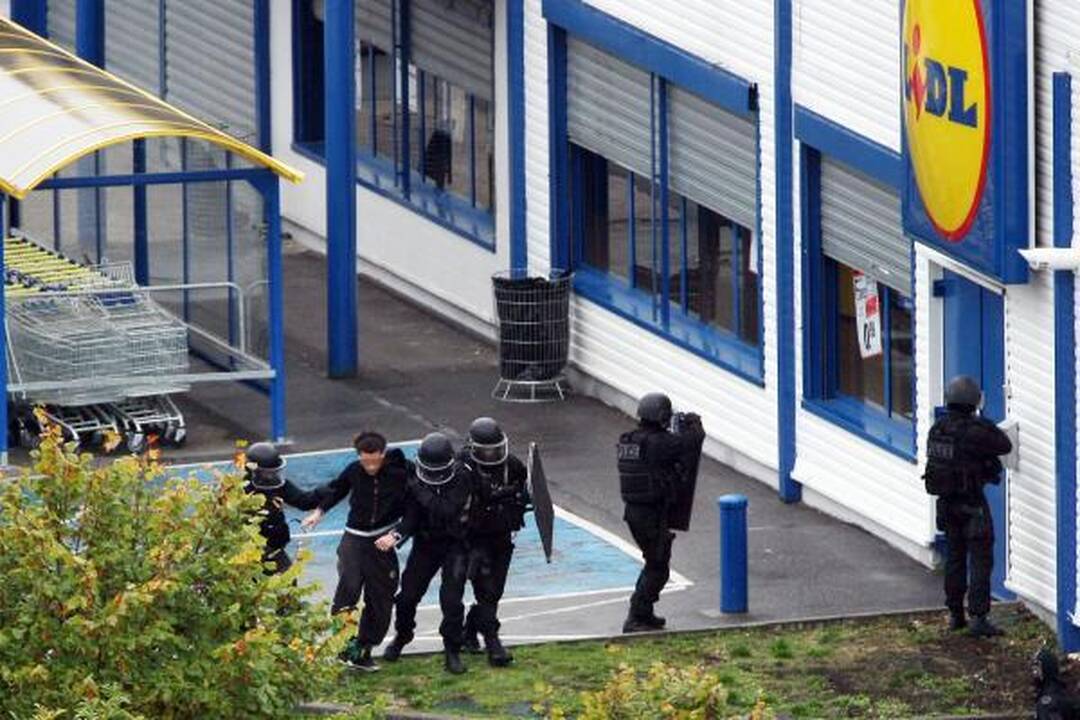 Įkaitų drama Paryžiaus priemiestyje baigėsi laimingai
