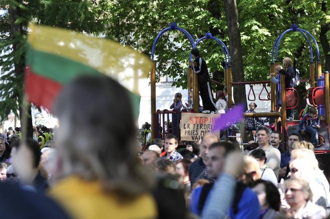 Protestu reikalauta D.Kedžio dukrą atiduoti į neutralią aplinką