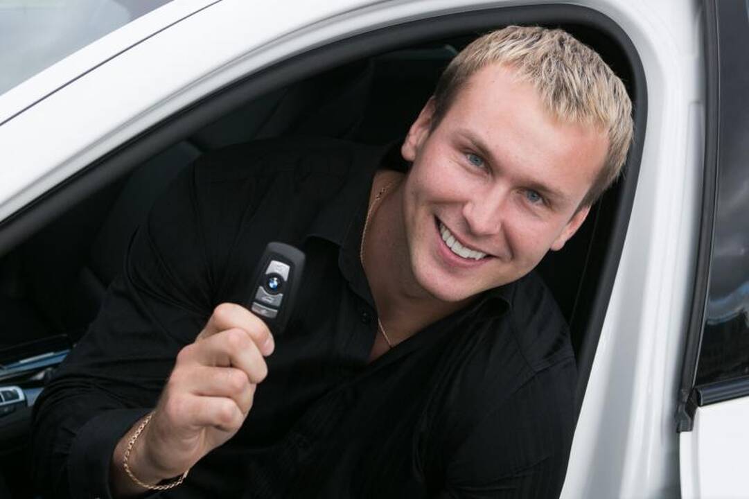 Olimpiečiams įteikti prabangių BMW automobilių rakteliai