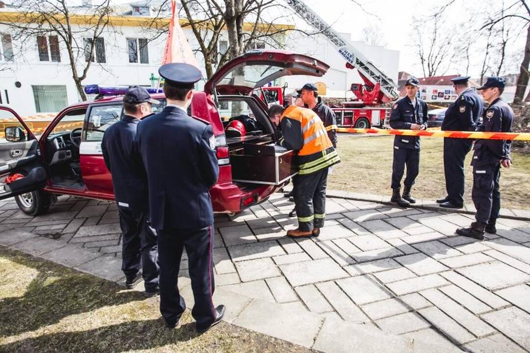Gesinti Lėlių teatro sulėkė 7 ugniagesių automobiliai
