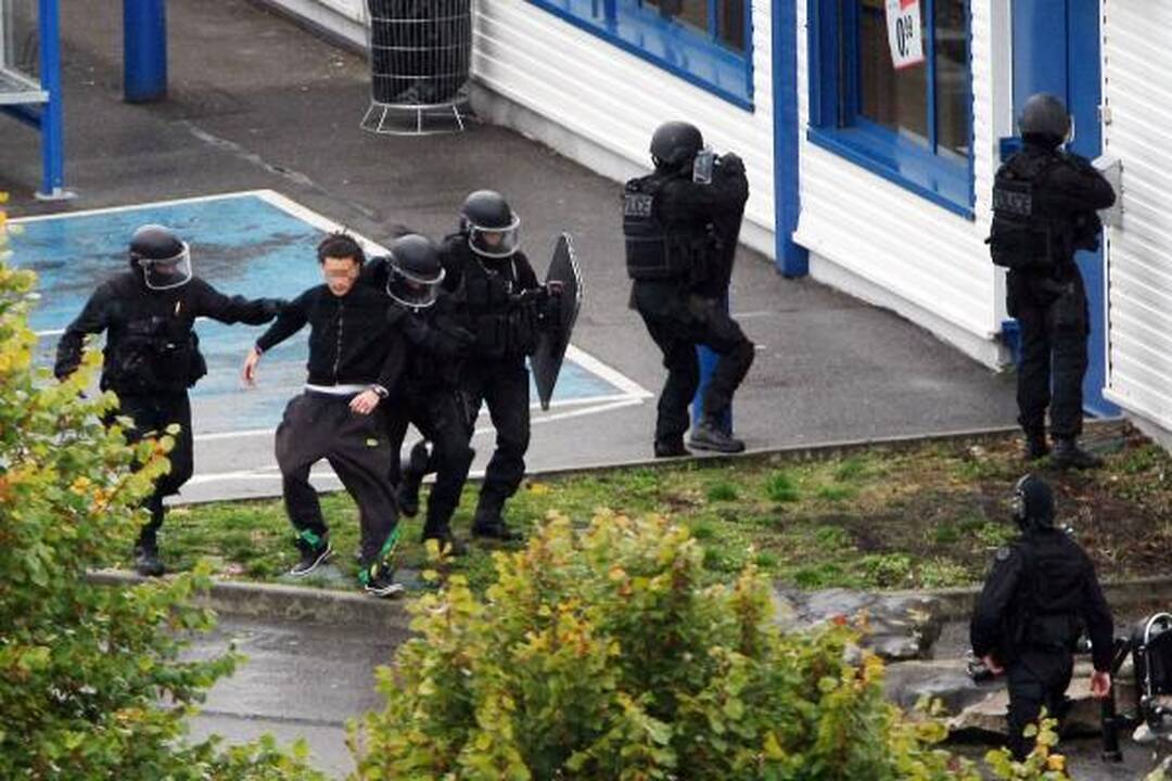 Įkaitų drama Paryžiaus priemiestyje baigėsi laimingai