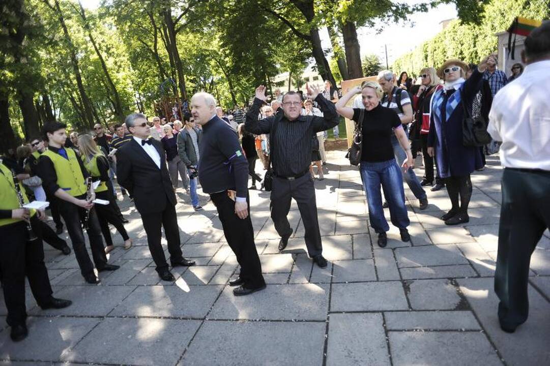 Protestu reikalauta D.Kedžio dukrą atiduoti į neutralią aplinką