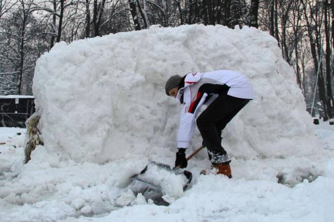Prie Austrijos ambasados - protesto balsai ir žvakelės 