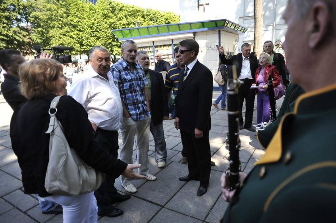 Protestu reikalauta D.Kedžio dukrą atiduoti į neutralią aplinką