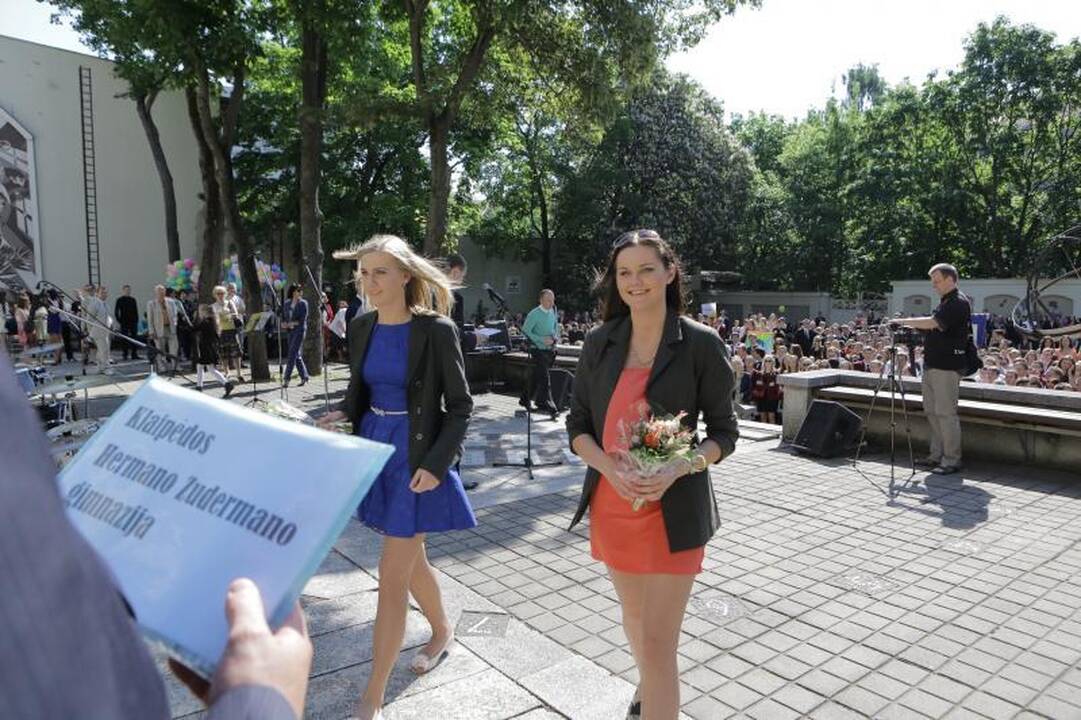 Klaipėdos moksleiviams aidėjo paskutinis skambutis