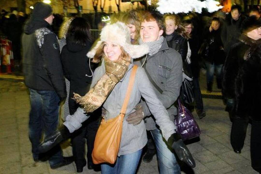 Sužibo Kauno Rotušės aikštės kalėdinė eglė