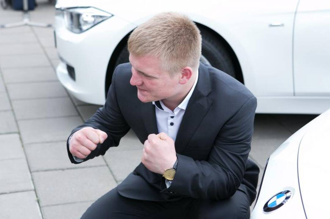 Olimpiečiams įteikti prabangių BMW automobilių rakteliai