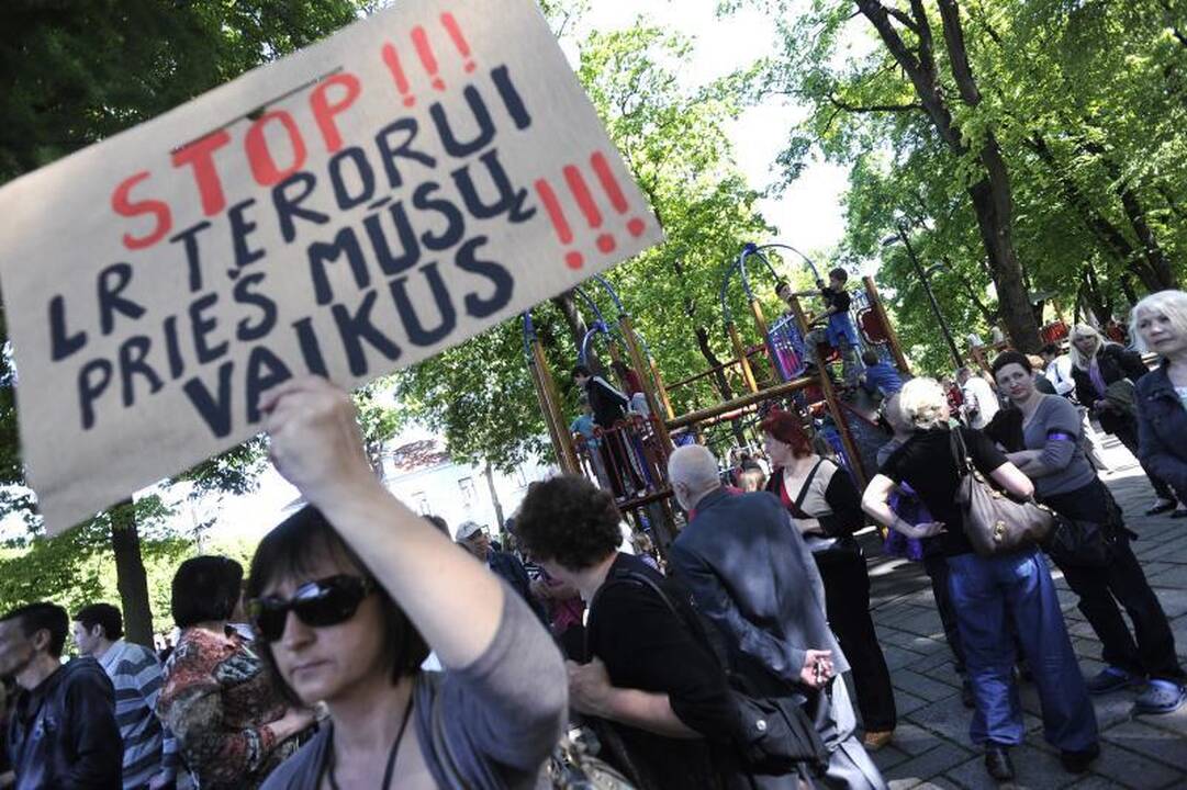 Protestu reikalauta D.Kedžio dukrą atiduoti į neutralią aplinką
