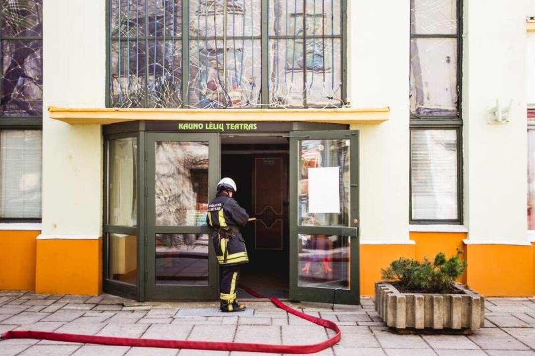 Gesinti Lėlių teatro sulėkė 7 ugniagesių automobiliai