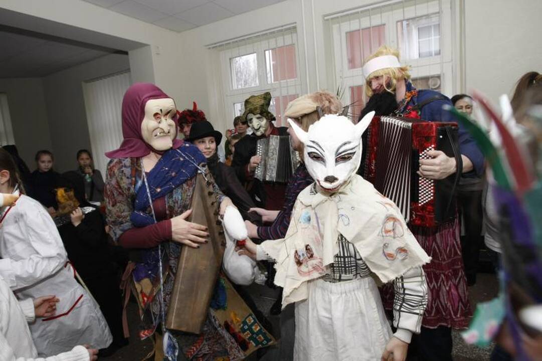 J. Karoso muzikos mokykla Užgavėnes sutiko su trenksmu