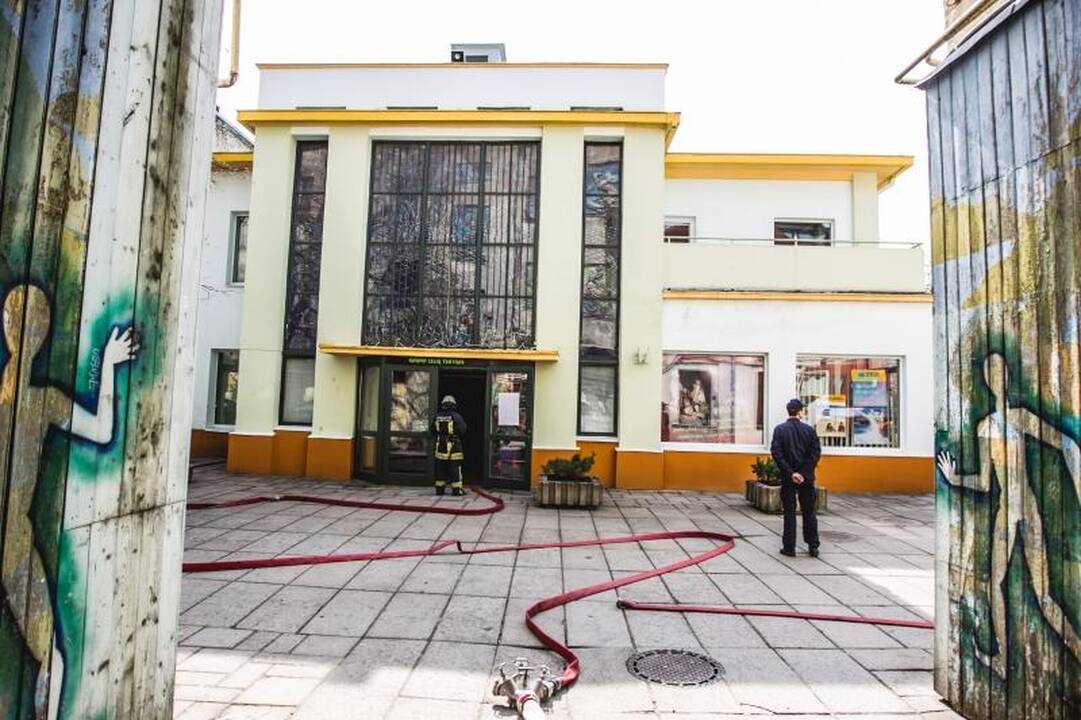 Gesinti Lėlių teatro sulėkė 7 ugniagesių automobiliai
