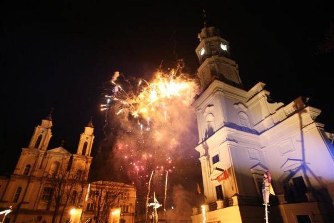 Sužibo Kauno Rotušės aikštės kalėdinė eglė