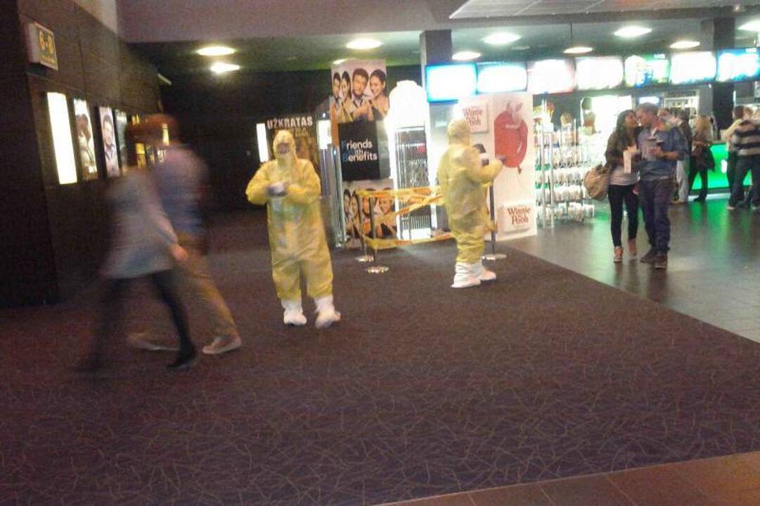 Kino teatre apsilankiusiems žiūrovams veidus teko slėpti po kaukėmis