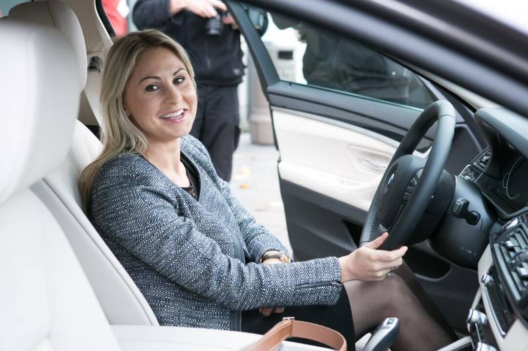 Olimpiečiams įteikti prabangių BMW automobilių rakteliai