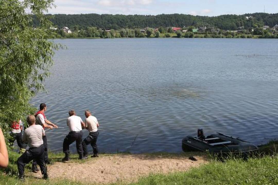 Lampėdžio ežere nuskendo automobilis