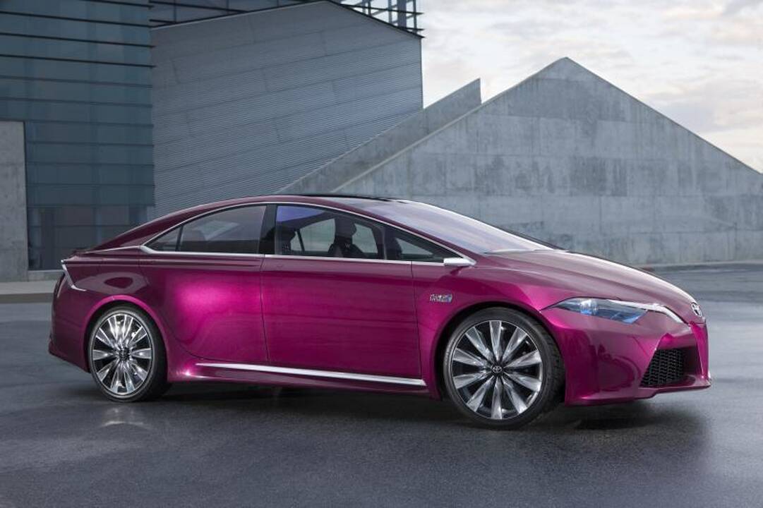 „Toyota“ pristatys pirmuosius visiškai hibridinius automobilius