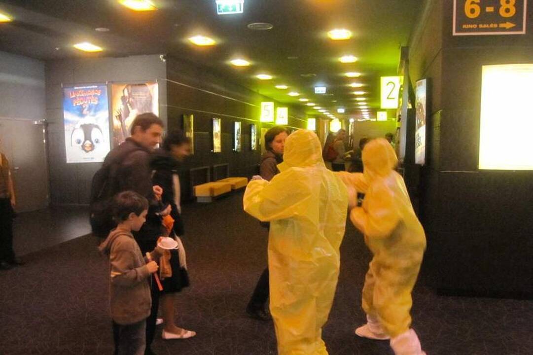 Kino teatre apsilankiusiems žiūrovams veidus teko slėpti po kaukėmis