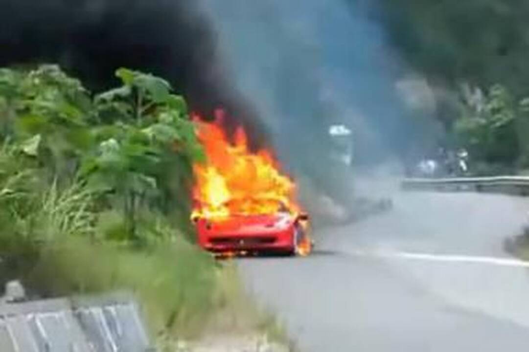 „Ferrari“ atšaukė 260 tūkstančių dolerių kainuojančius automobilius