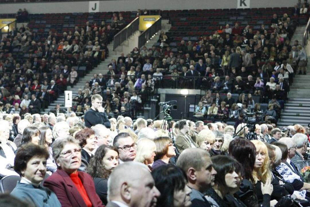 Klaipėdiečiai apipylė M. Mathieu gėlėmis
