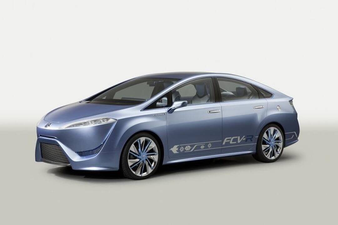„Toyota“ pristatys pirmuosius visiškai hibridinius automobilius
