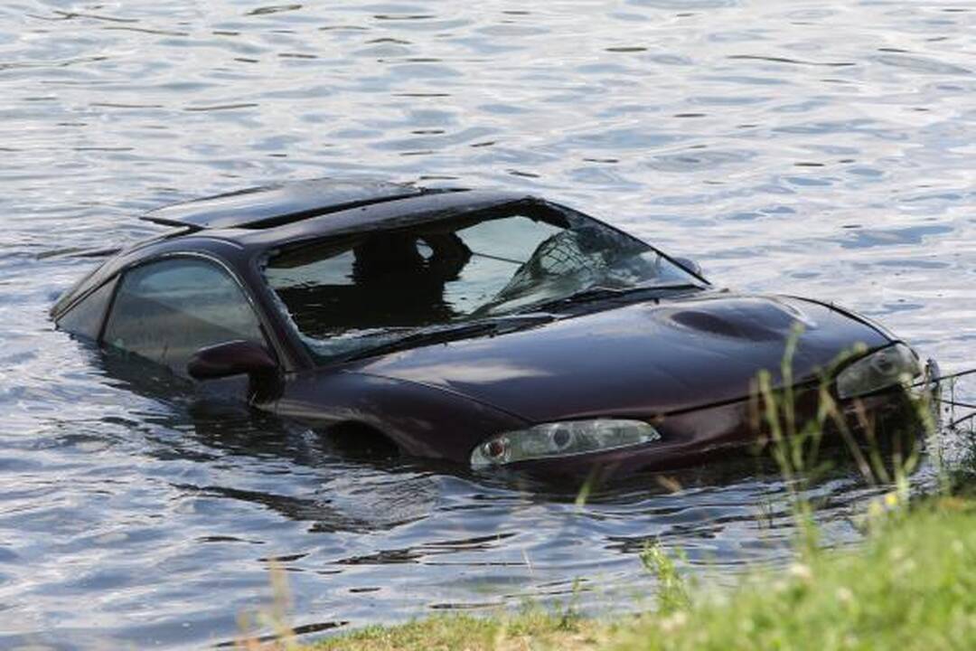 Lampėdžio ežere nuskendo automobilis