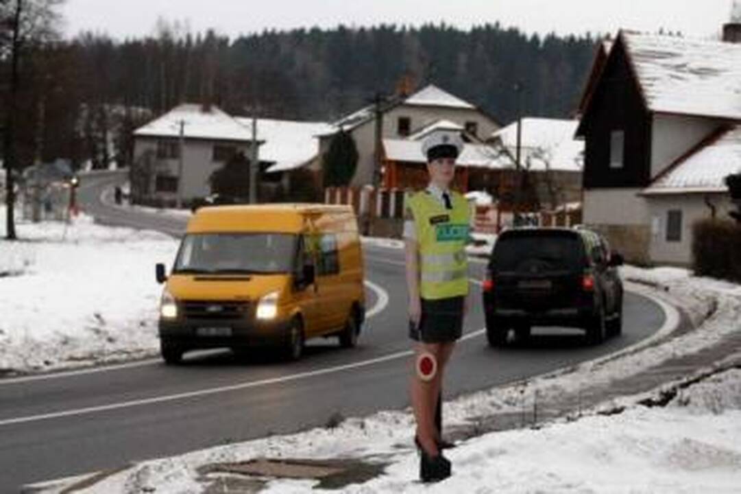Vairuotojus blaško trumpi kartoninių policininkių sijonai