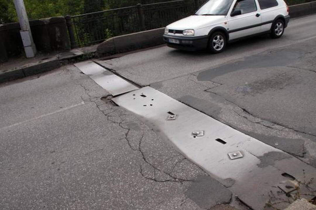 Panemunės tiltas griūva pats, irti jam padeda ir vairuotojai (papildyta)