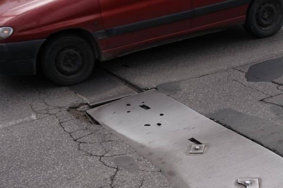 Panemunės tiltas griūva pats, irti jam padeda ir vairuotojai (papildyta)