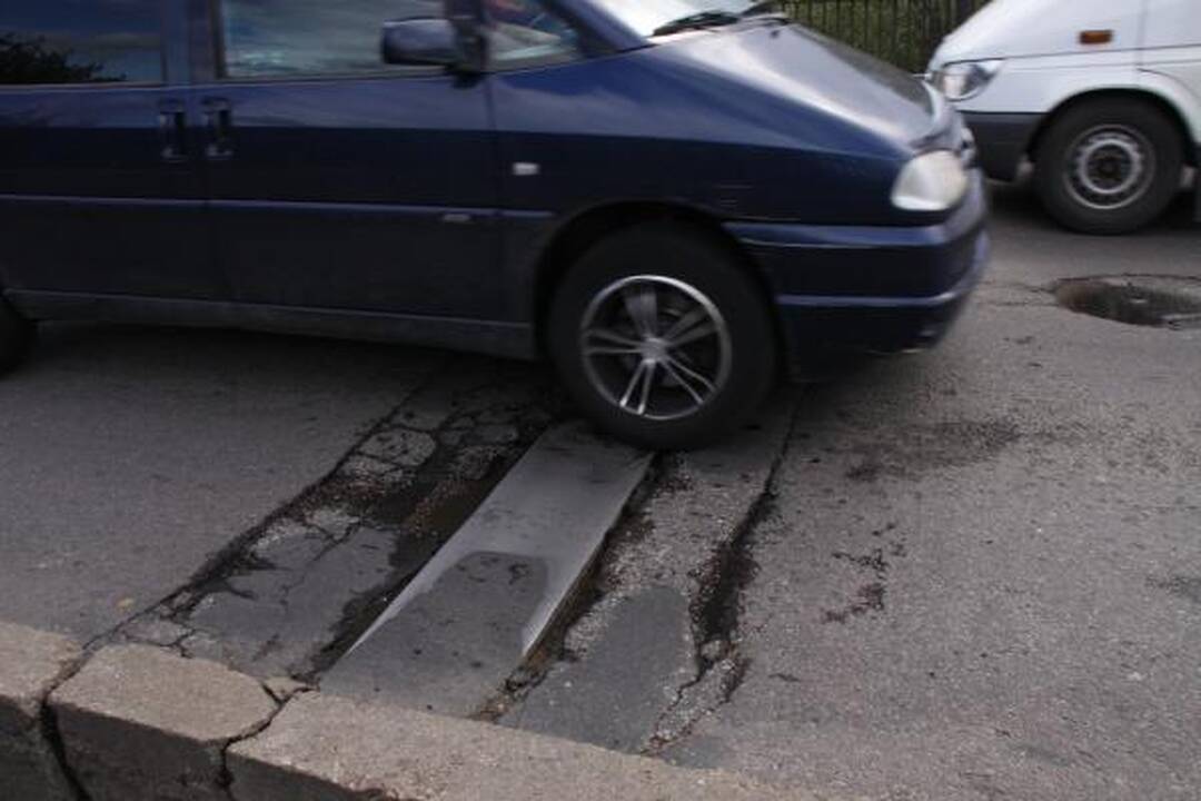 Panemunės tiltas griūva pats, irti jam padeda ir vairuotojai (papildyta)