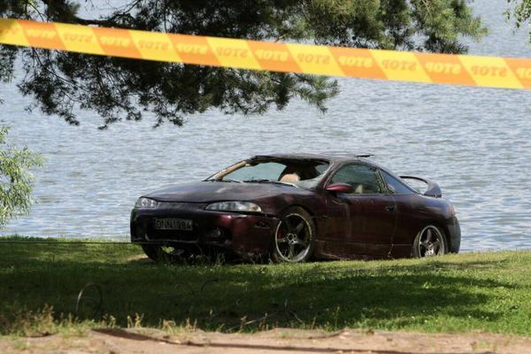 Lampėdžio ežere nuskendo automobilis