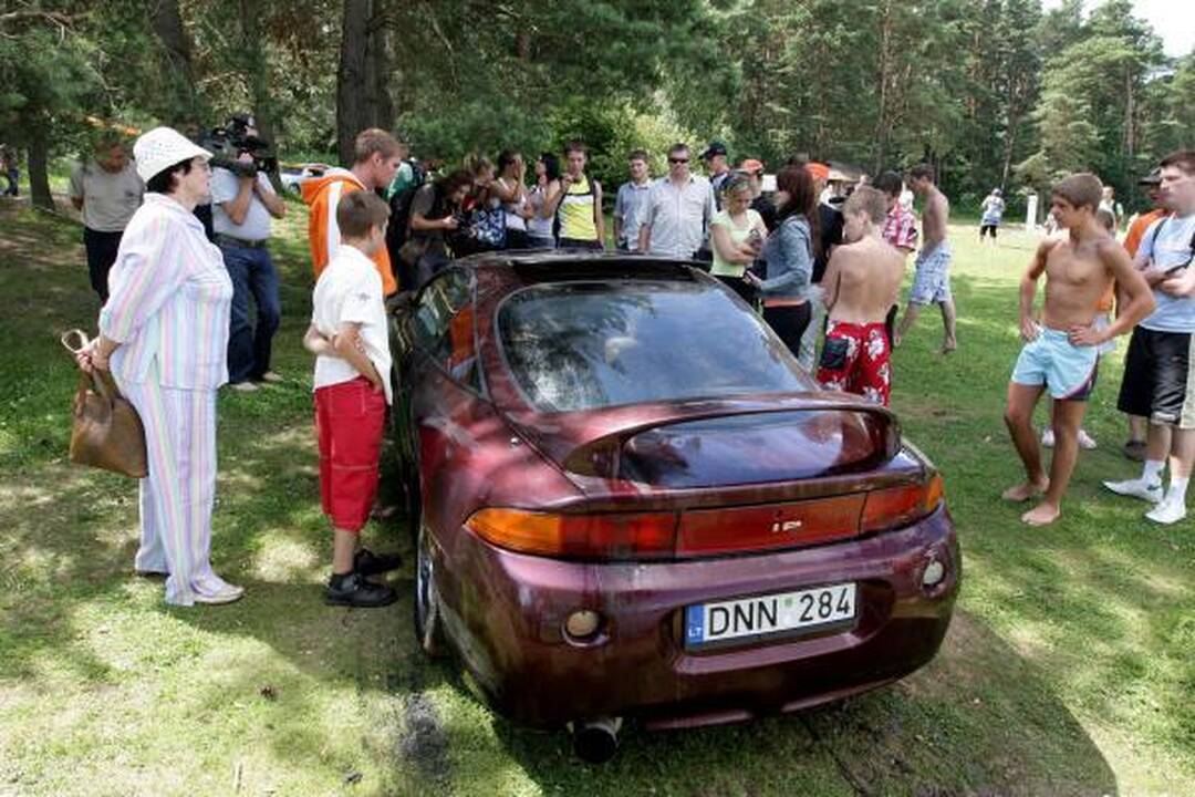 Lampėdžio ežere nuskendo automobilis