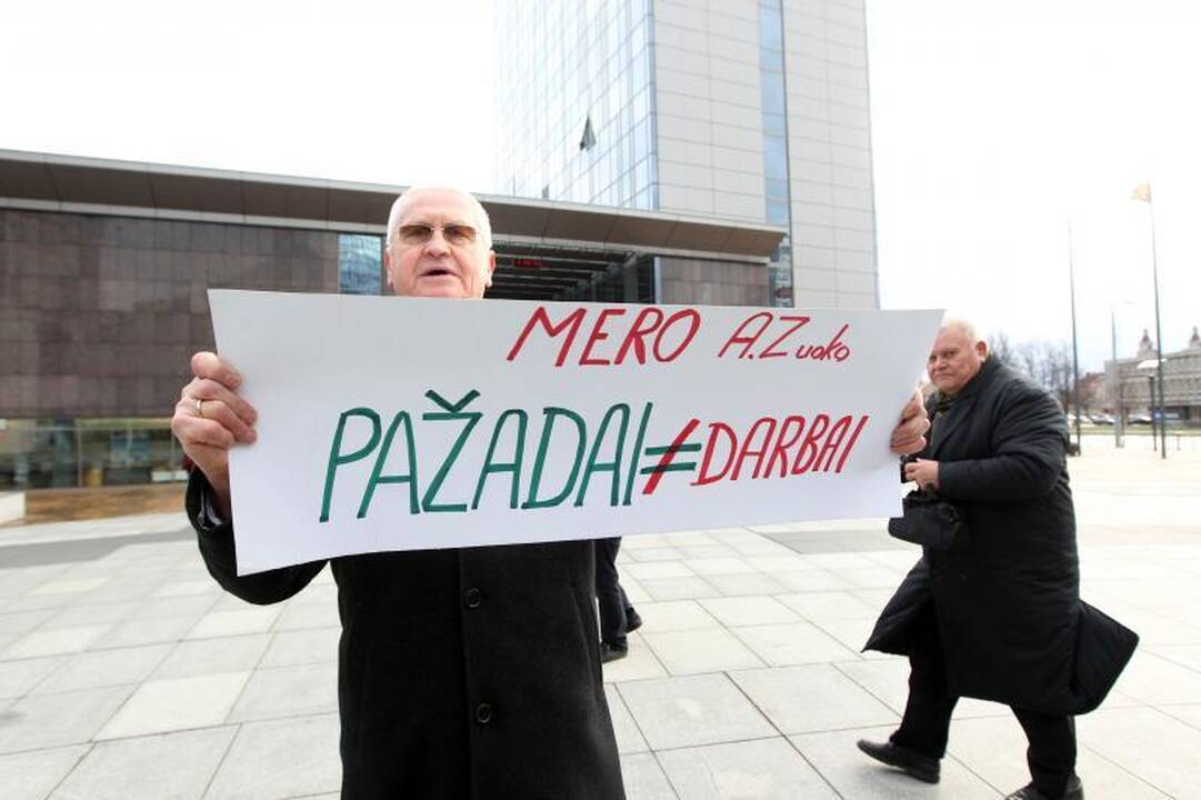 Prie savivaldybės – protestas prieš A.Zuoko savivalę