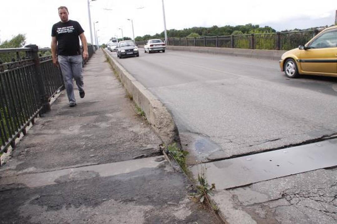 Panemunės tiltas griūva pats, irti jam padeda ir vairuotojai (papildyta)