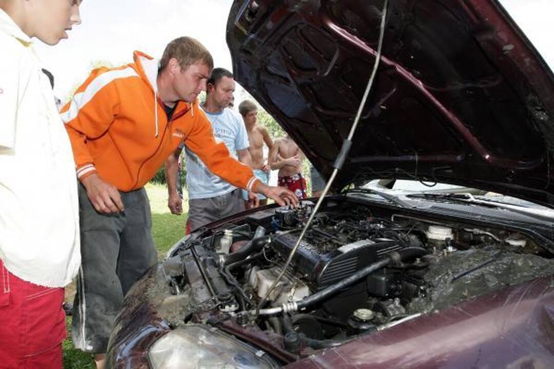Lampėdžio ežere nuskendo automobilis