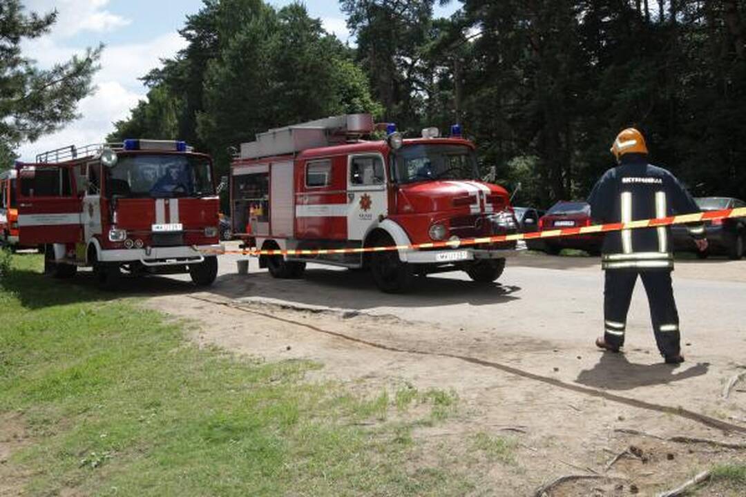 Lampėdžio ežere nuskendo automobilis