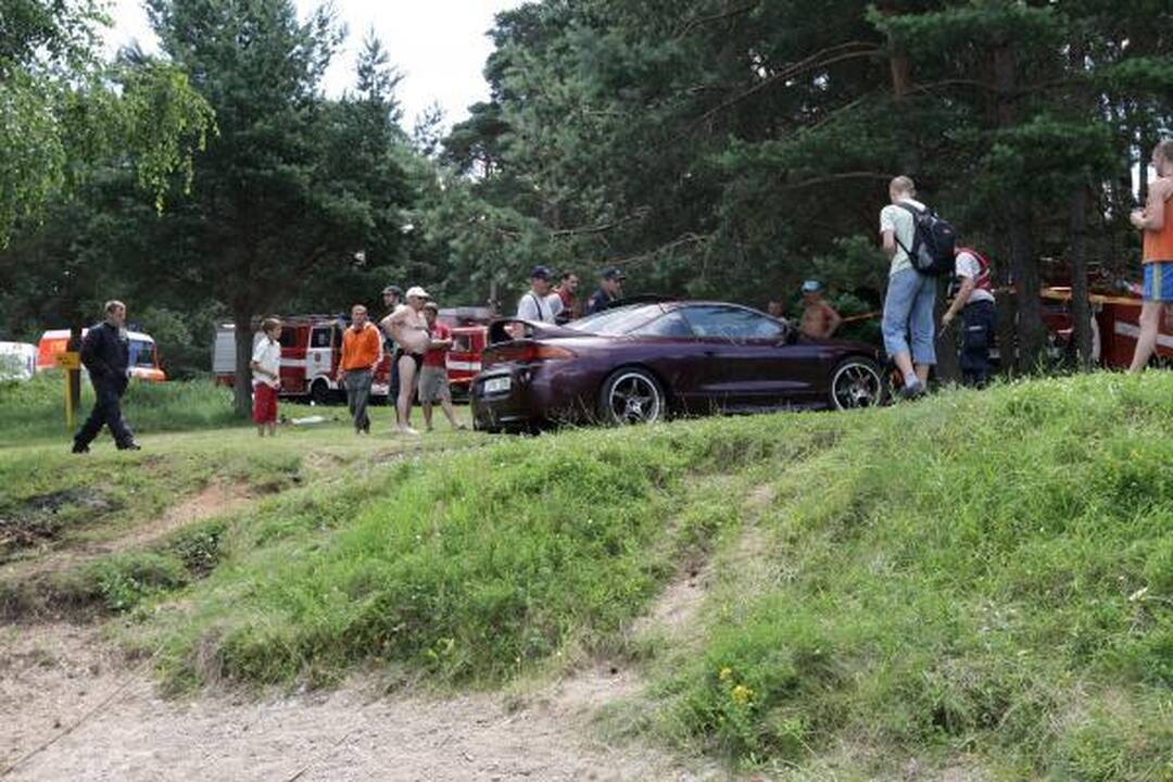 Lampėdžio ežere nuskendo automobilis