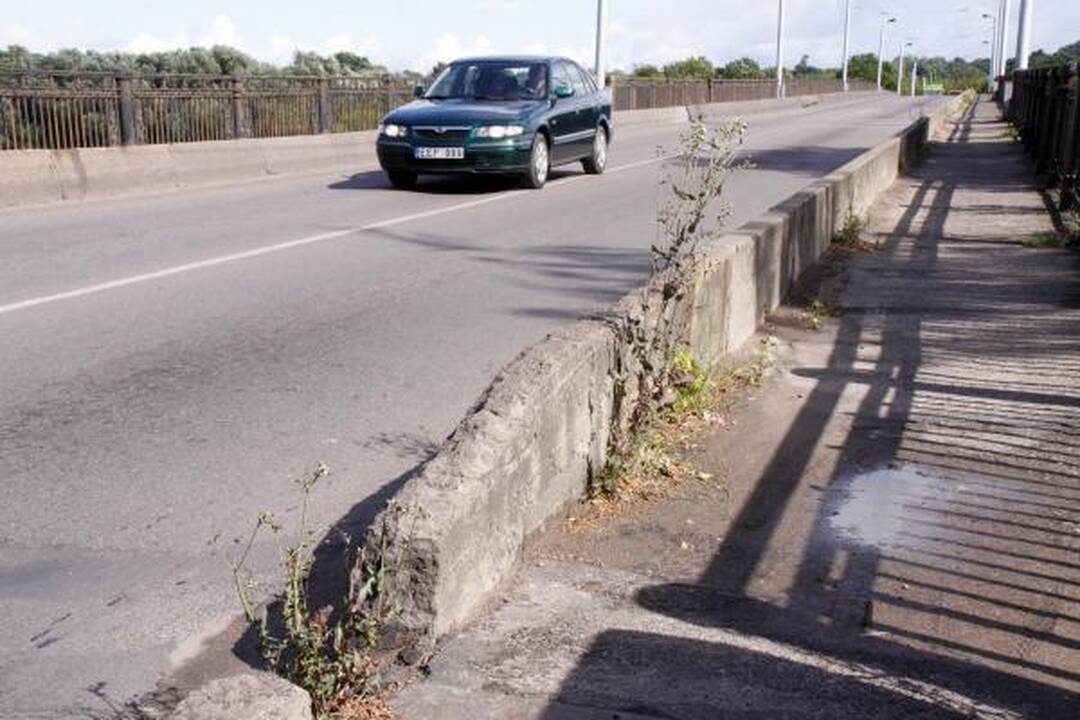 Panemunės tiltas griūva pats, irti jam padeda ir vairuotojai (papildyta)