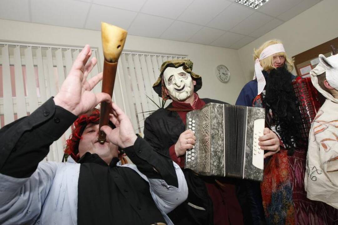 J. Karoso muzikos mokykla Užgavėnes sutiko su trenksmu