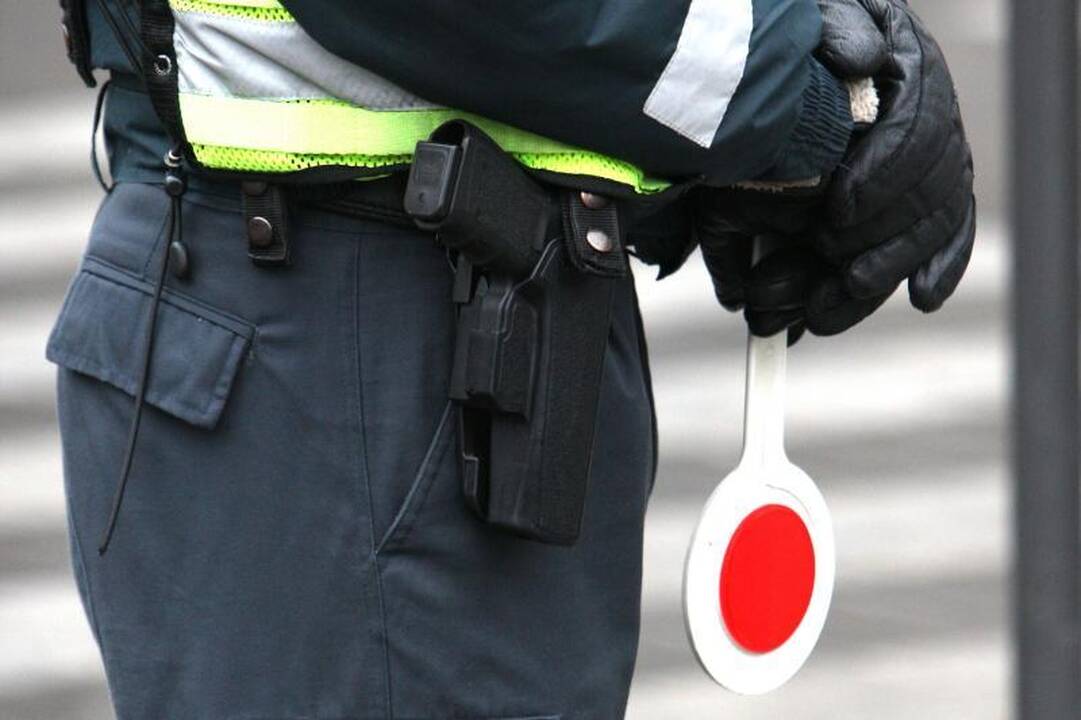 Greitį viršijęs vairuotojas policijai siūlė 200 eurų kyšį