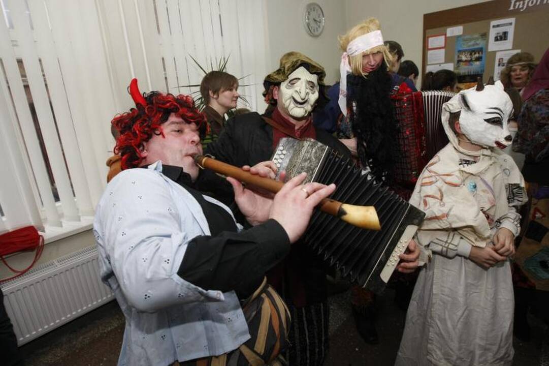 J. Karoso muzikos mokykla Užgavėnes sutiko su trenksmu