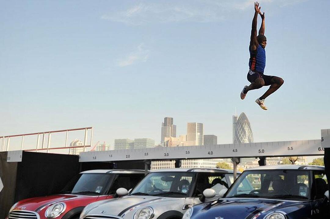 Sportininkas peršoko tris „Mini London 2012“ automobilius